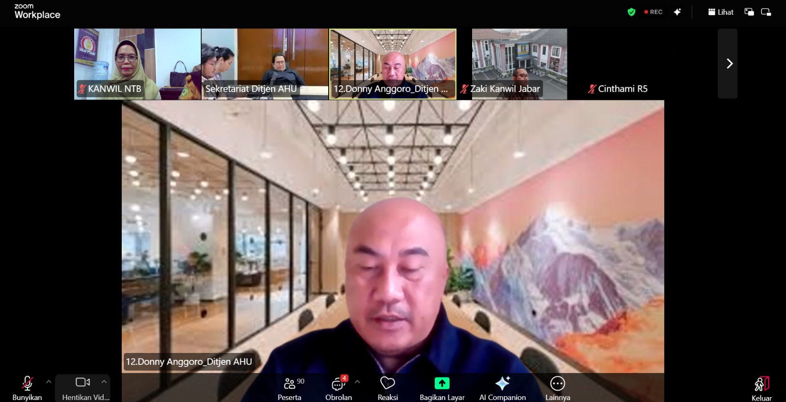 Suasana rapat virtual jajaran Bidang AHU Kanwil Kemenkum NTB saat mengikuti pembahasan survei tingkat pemahaman masyarakat terhadap layanan Administrasi Hukum Umum, Kamis (5/3).