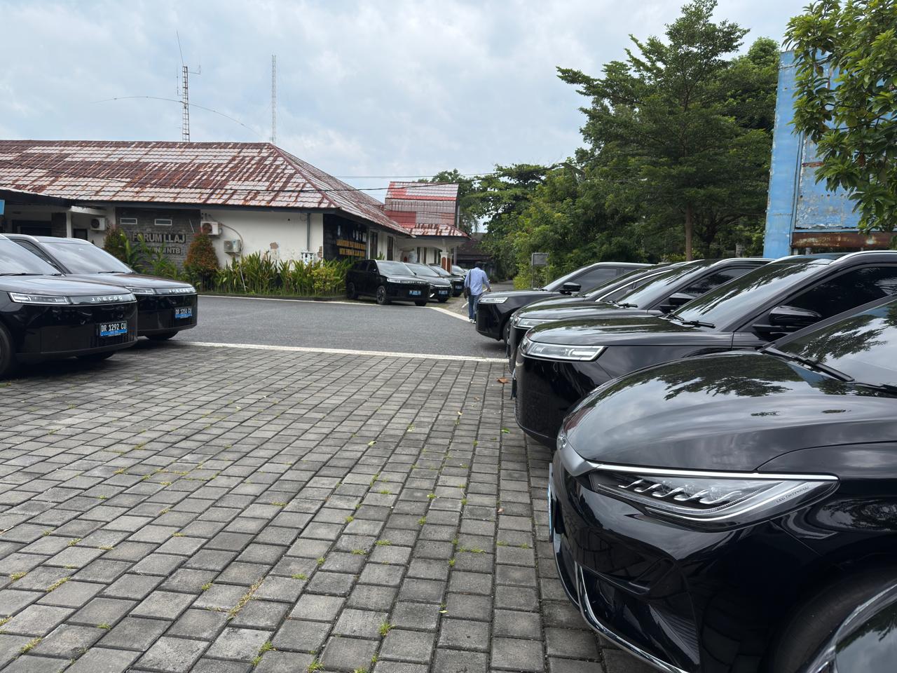 Mobil listrik yang terparkir di halaman kantor Dinas Dishub NTB. 