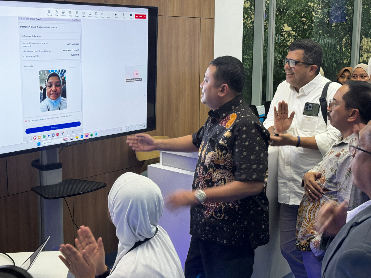 XLSMART percepat registrasi SIM biometrik wajah dan eSIM. Aktivasi kartu kini kurang dari 1 menit dengan teknologi AI dan validasi Dukcapil.