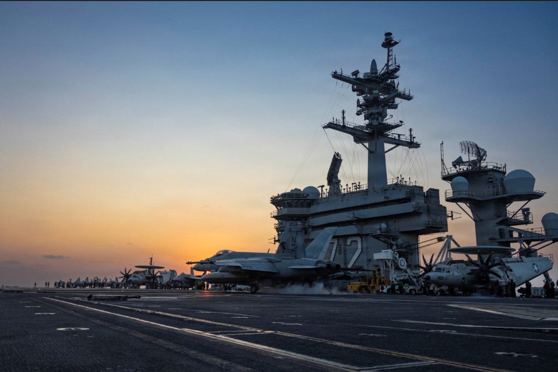 SENJATA MAHAL: Personel Angkatan Laut Amerika Serikat sedang mempersiapkan persenjataan di atas kapal induk USS Abraham Lincoln untuk mendukung operasi melawan Iran, Rabu (4/3). 