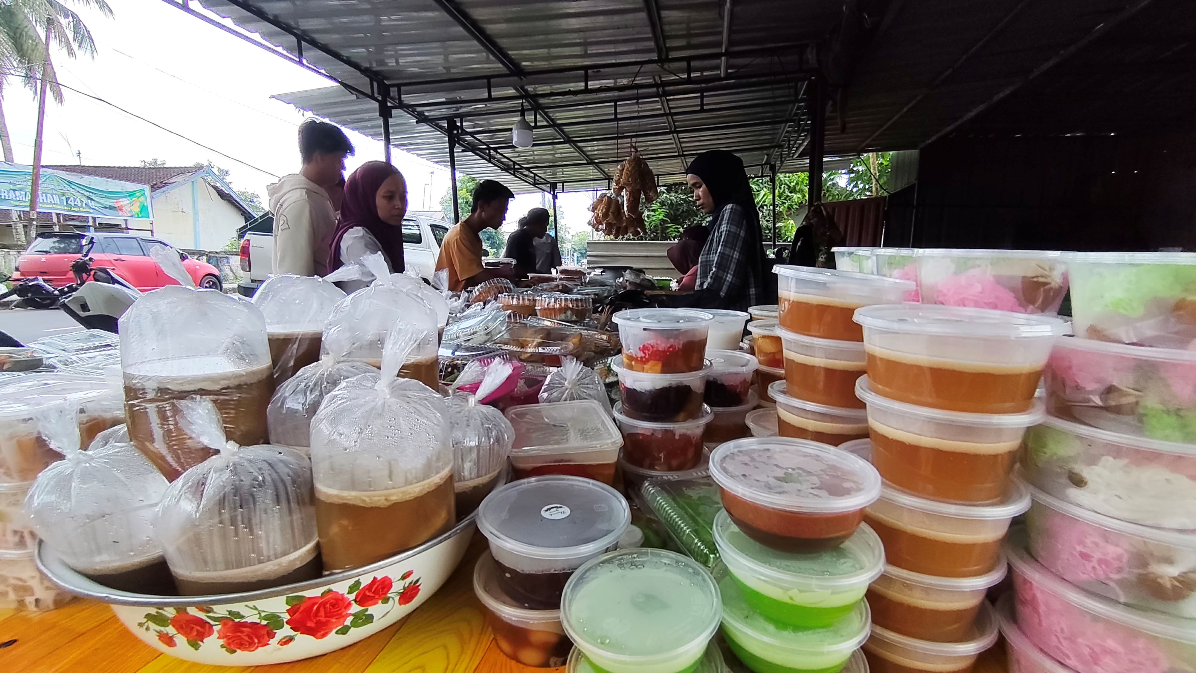 PASTIKAN SEHAT DAN HIGIENIS: Deretan takjil Ramadan yang dijual pedagang tersebar di berbagai sudut jalan Kota Praya, Lombok Tengah, Kamis (5/3).