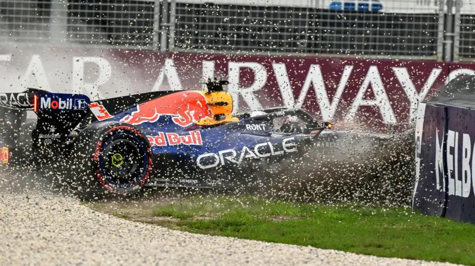 Max Verstappen mengalami kecelakaan di awal putaran cepat pertamanya saat sesi kualifikasi. (Getty Images)
