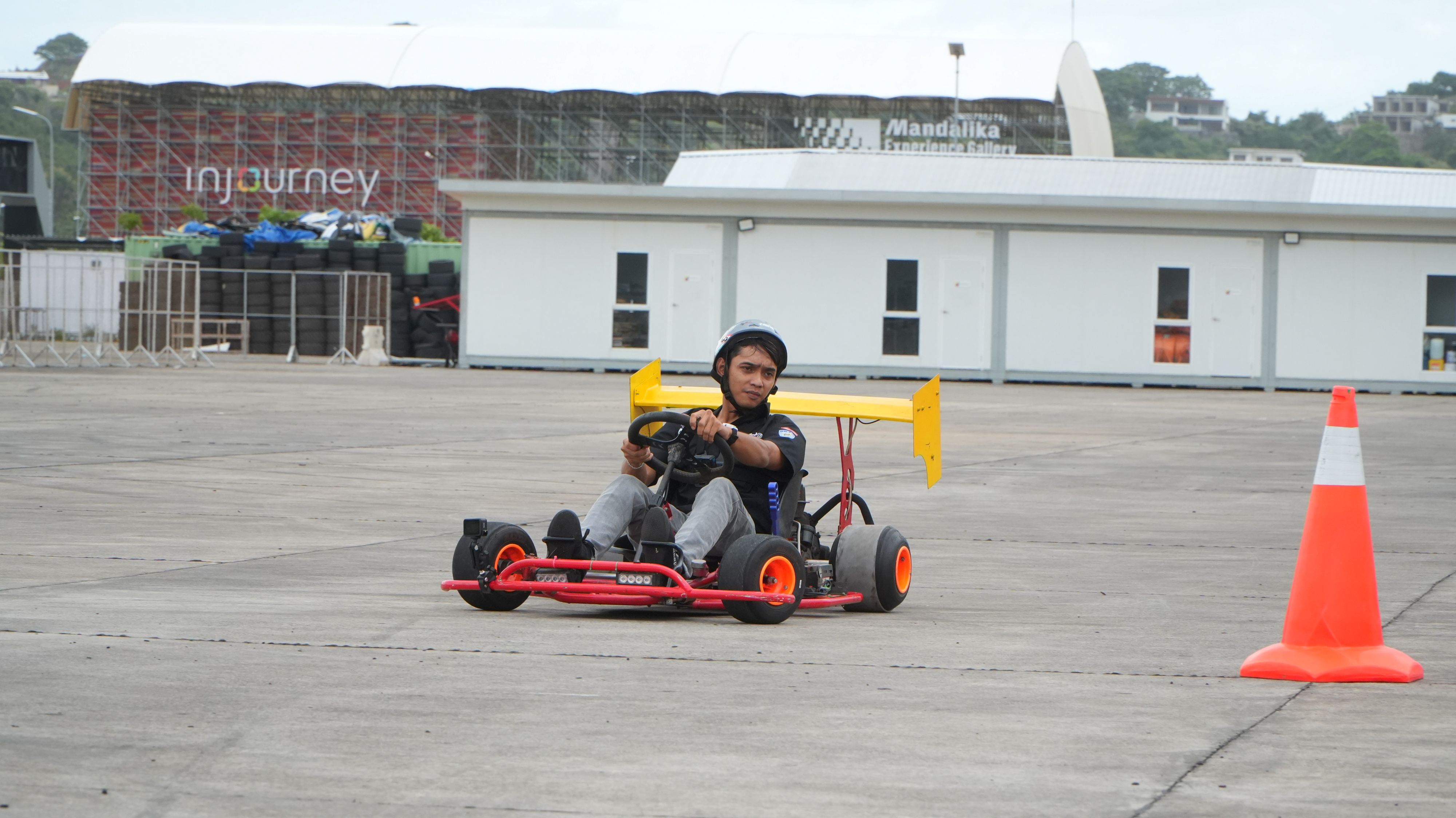 Sensasi wisata otomotif melalui wahan drift kart kini bisa dinikmati langsung oleh pengunjung di Sirkuit Internasional Mandalika.