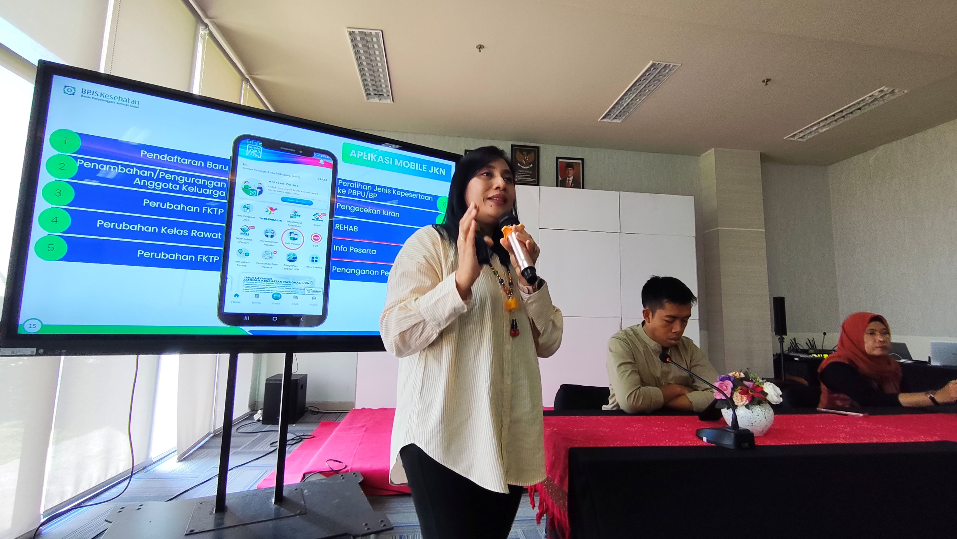 Kepala BPJS Kesehatan Cabang Selong Elly Widiani berikan penjelasan tentang perkembangan kepesertaan aktif masyarakat Lombok Tengah di De Balen Soultan Hotel Lombok, Jumat (6/3).