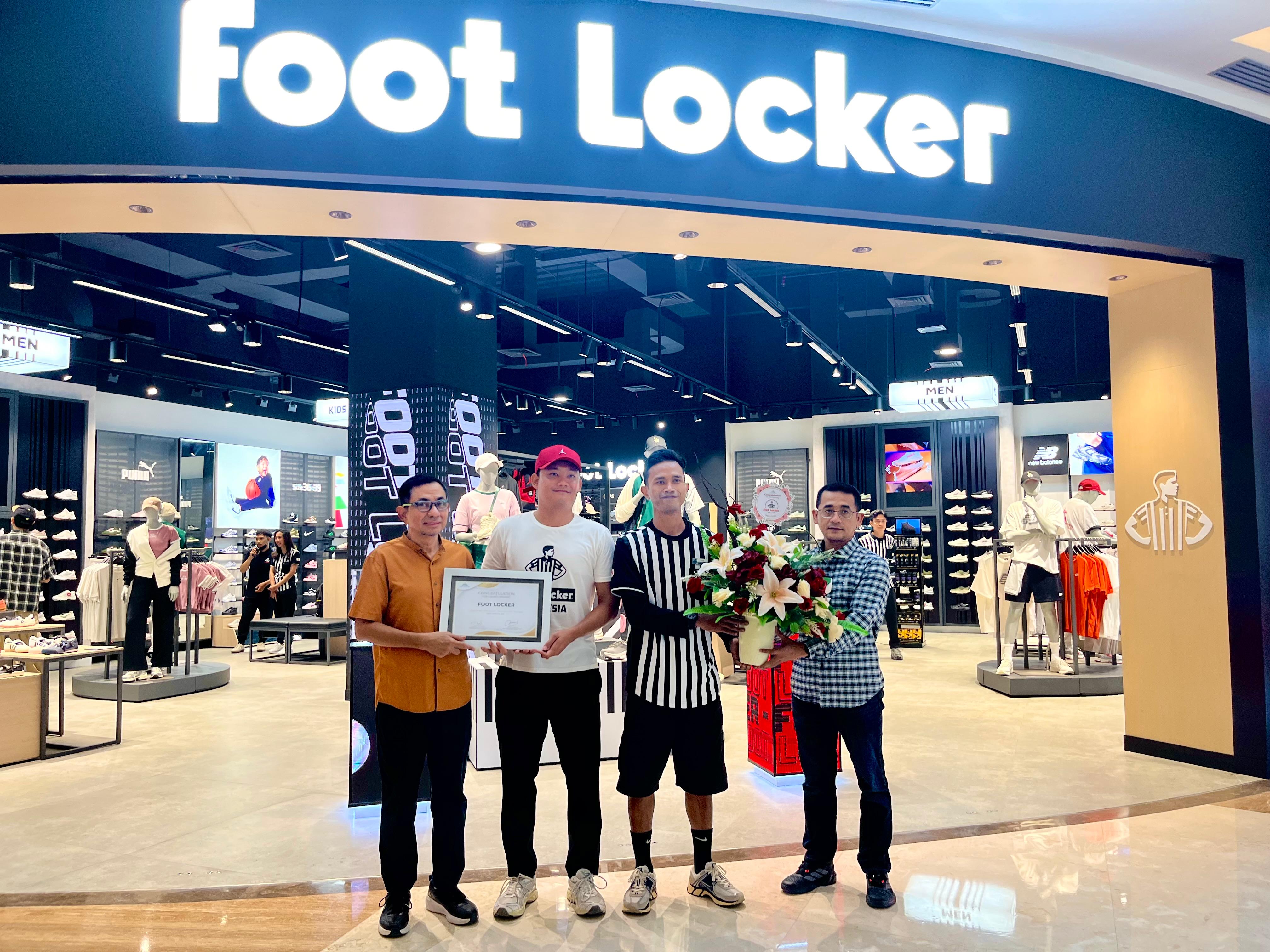 GRAND OPENING: GM Lombok Epicentrum Mall Salim Abdad (kiri) saat menyerahkan piagam grand opening pada manajemen Foot Locker, di ground floor (GF), Jumat (6/3).
