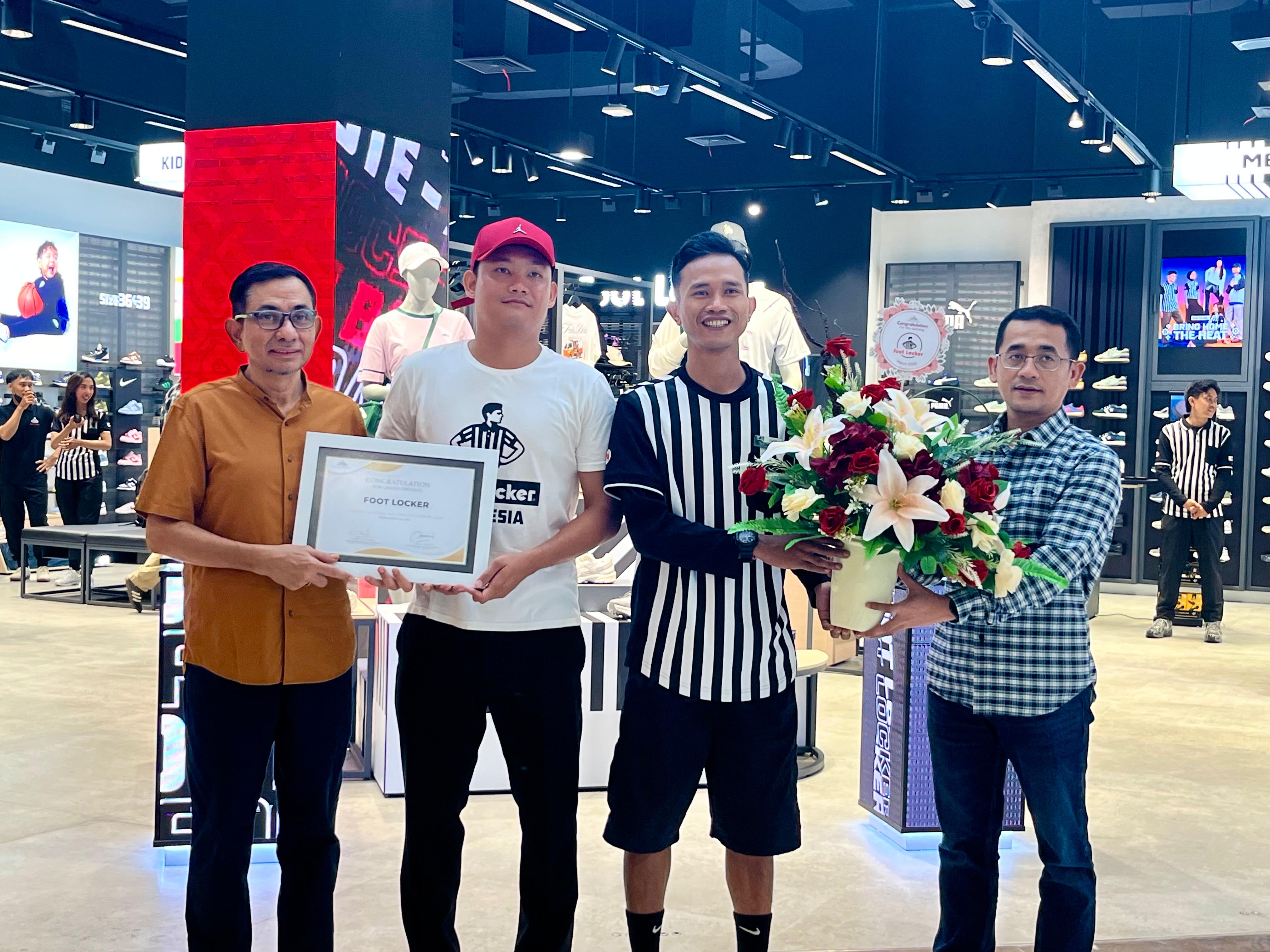 GRAND OPENING: GM Lombok Epicentrum Mall Salim Abdad (kiri) saat menyerahkan piagam grand opening pada manajemen Foot Locker, di ground floor (GF), Jumat (6/3).