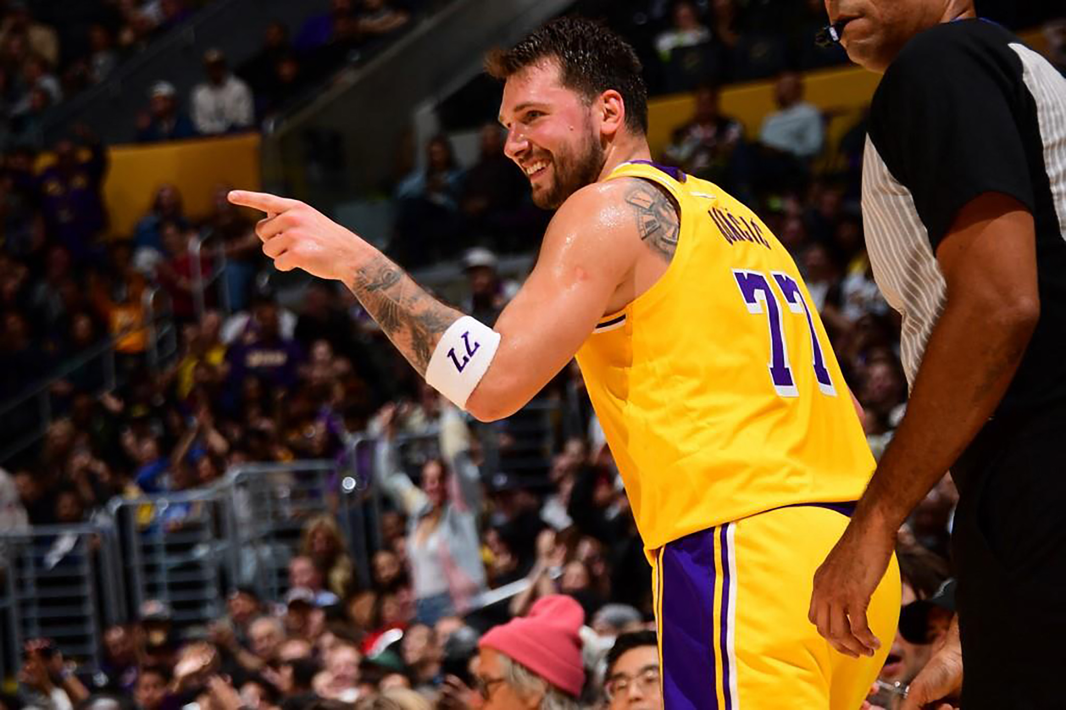 Luka Doncic tersenyum saat pertandingan melawan Indiana Pacers pada 6 Maret 2026 di Crypto.com Arena, Los Angeles, California. (Adam Pantozzi/NBAE via Getty Images/AFP)