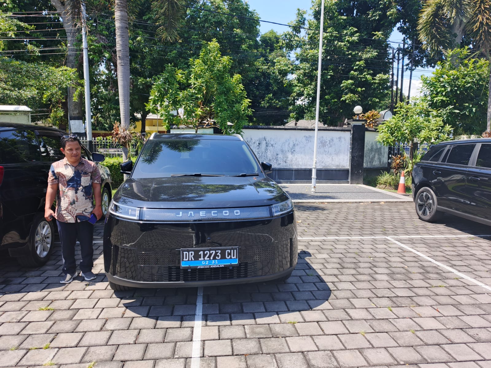 SIAP MENGASPAL: Salah satu mobil listrik yang disewakan Pemprov NTB, terparkir di halaman kantor Dishub NTB, Jumat (6/3). 