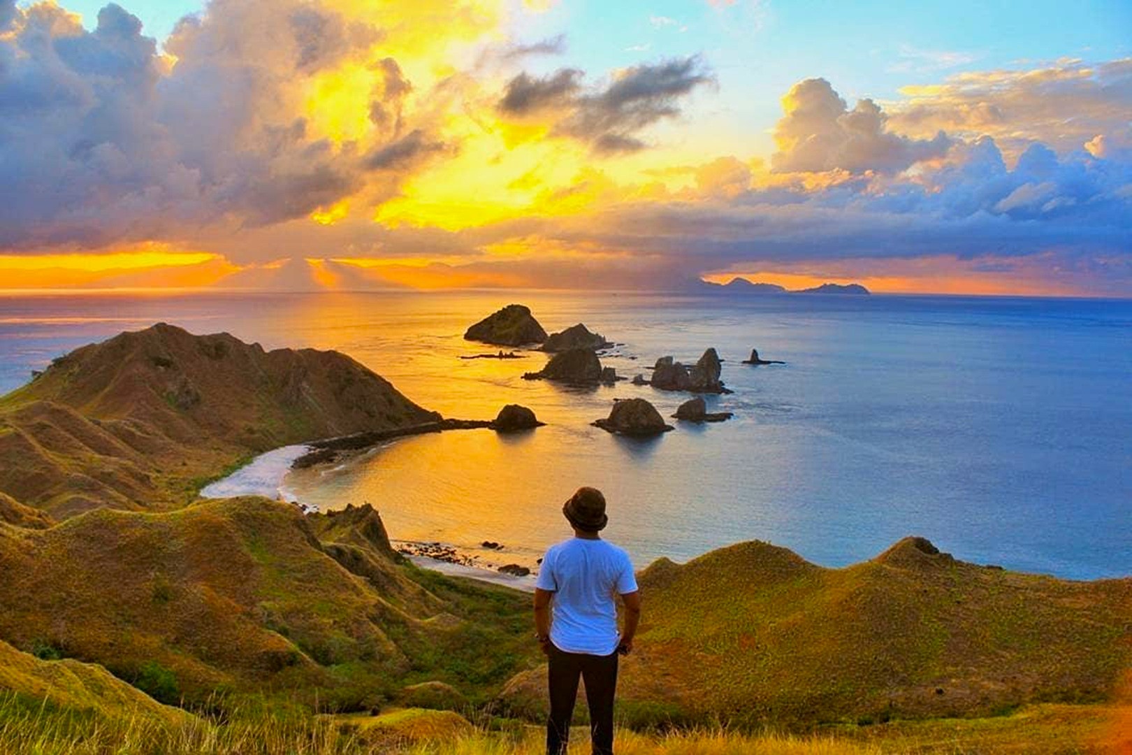 MEMPESONA: Penampakan Pulau Kelapa yang ada di di Desa Nggelu, Kecamatan Lambu, Kabupaten Bima.