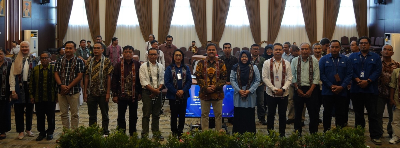 Rektor Unram Prof Ir Bambang Hari Kusumo M Agr St Ph D (enam dari kanan/depan) foto bersama pada peluncuran Proyek Erasmus+ Enhance di Ruang Sidang Senat Rektorat Unram, Rabu lalu (4/3).  