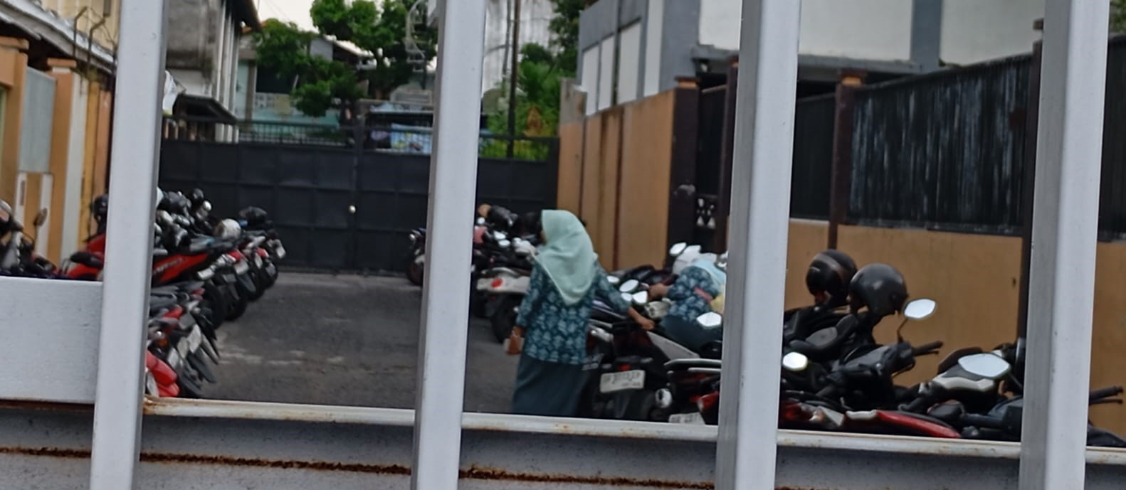 Siswa SMAN 2 Mataram saat berada di parkiran pada ujian mid semester, Kamis (5/3). Ombudsman NTB soroti dugaan diskriminasi password ujian bagi siswa belum bayar BPP.