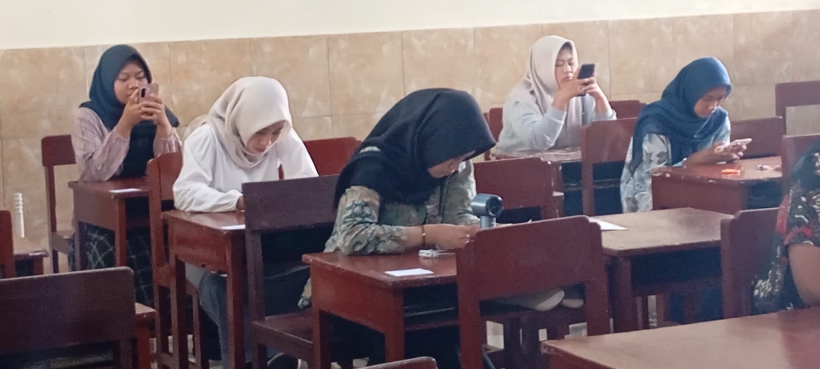 Siswa MAN 1 Mataram melaksanakan ujian tengah semester berbasis android di madrasah setempat, Kamis lalu (5/3).