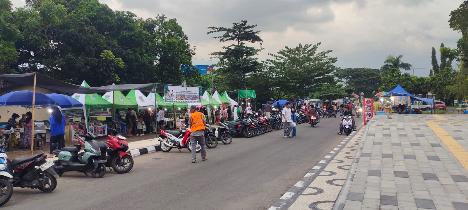 RAMAI: Masyarakat mengunjungi Bazar Ramadan di kawasan Alun-alun Tioq Tata Tunaq. Berbagai menu takjil tersedia