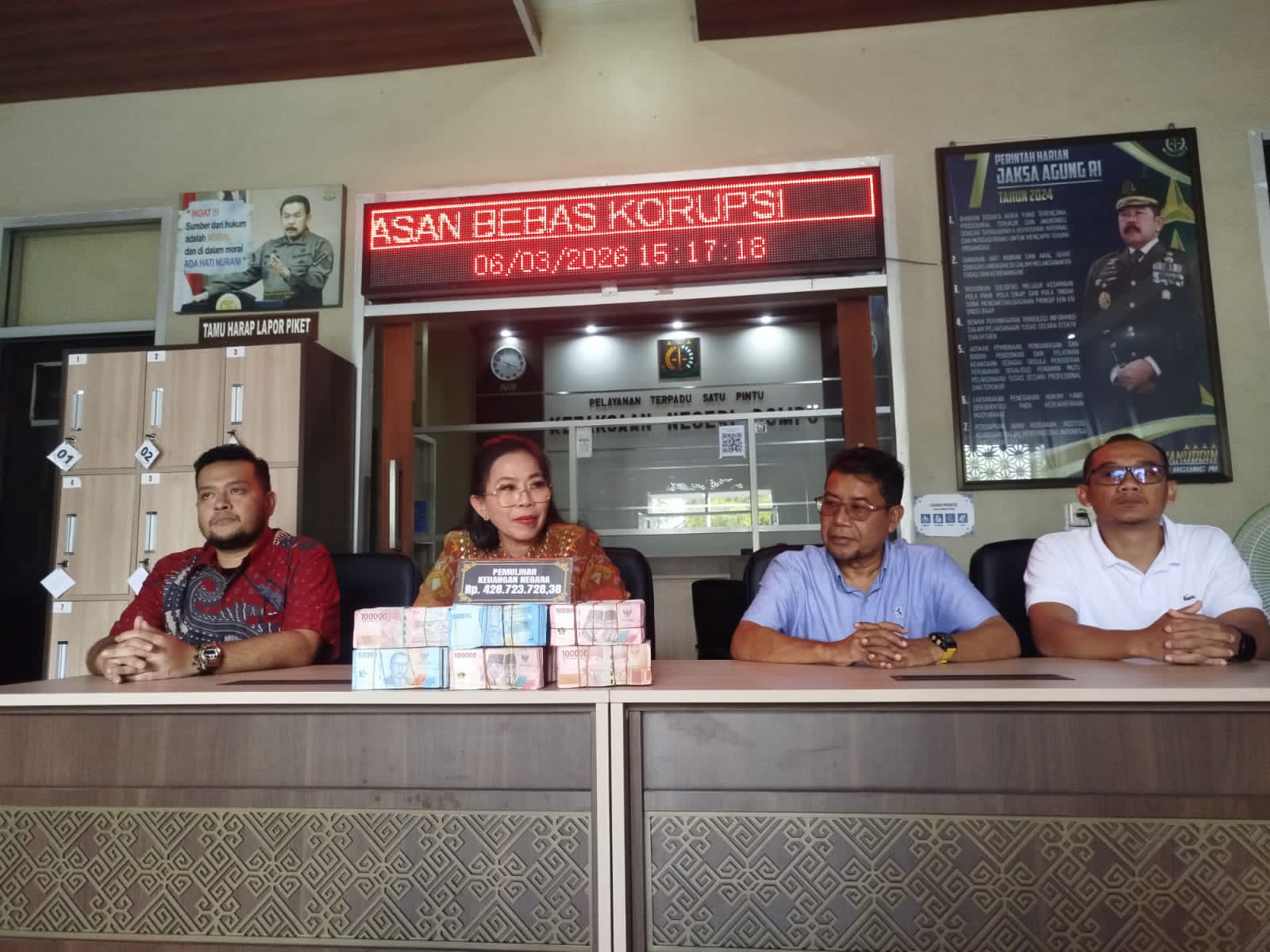 Kajari Dompu Lusiana Bida (dua kiri) menerima pengembalian uang pengganti kerugian negara dari terpidana Syarifuddin, Kamis (5/3).
