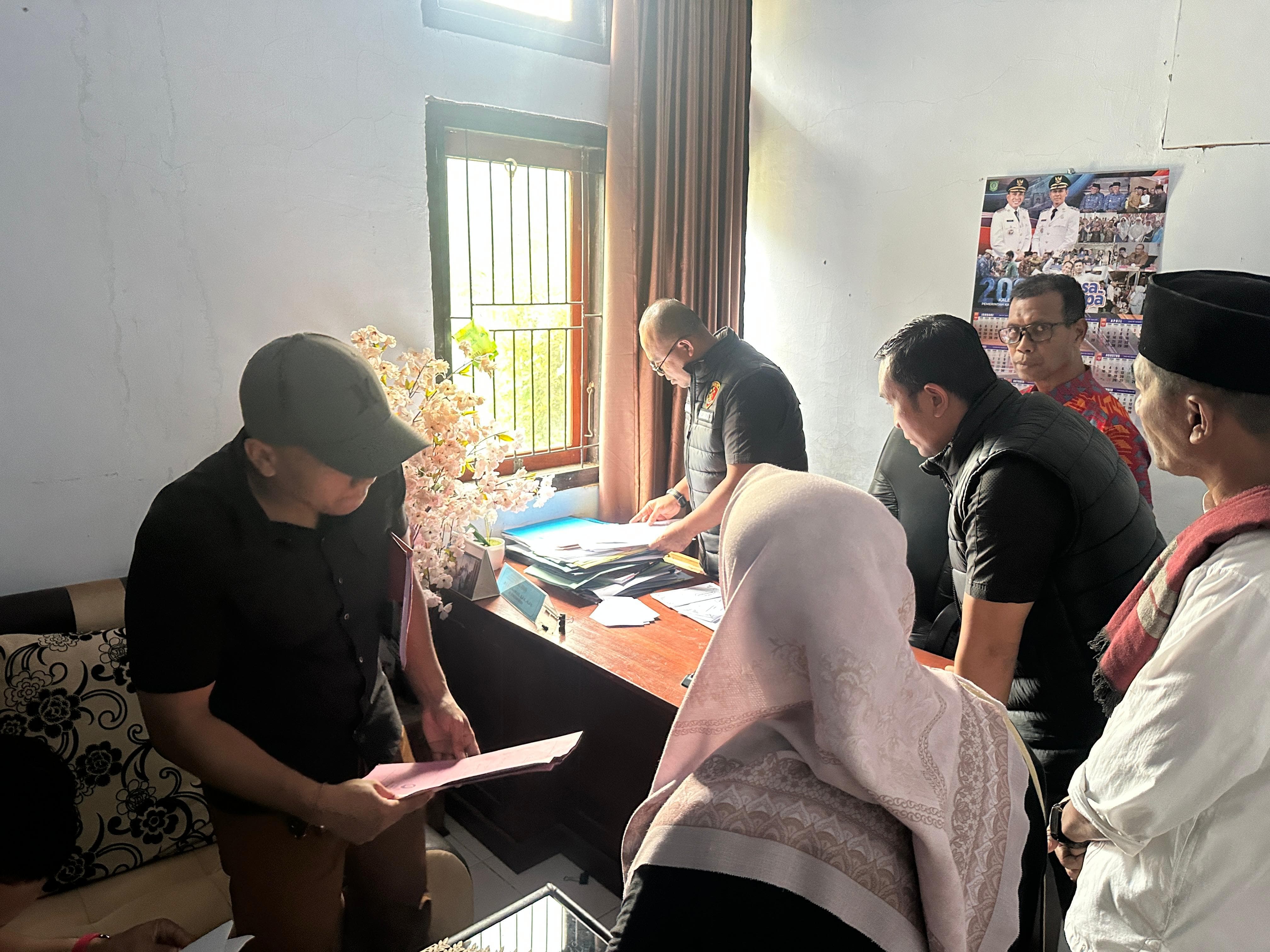 Penyidik Ditreskrimsus Polda NTB menggeledah kantor Dinas Dikbudpora Kabupaten Bima.