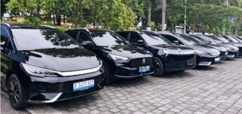 Deretan mobil listrik terparkir di halaman kantor Dishub NTB. Kendaraan ini mulai dibagikan ke pejabat eselon II Pemprov NTB sebagai mobil operasional, Jumat (6/3).