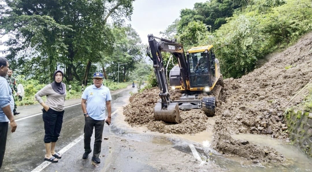 Kepala Balai Pemeliharaan Jalan Pulau Lombok Kusnadi (kanan) melakukan pembersihan material longsor di jalan provinsi Rembiga-Pemenang, Pusuk, KLU, beberapa waktu lalu. 