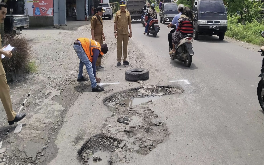 Dinas PUPRPKP NTB melakukan perbaikan jalan provinsi Praya-Keruak.