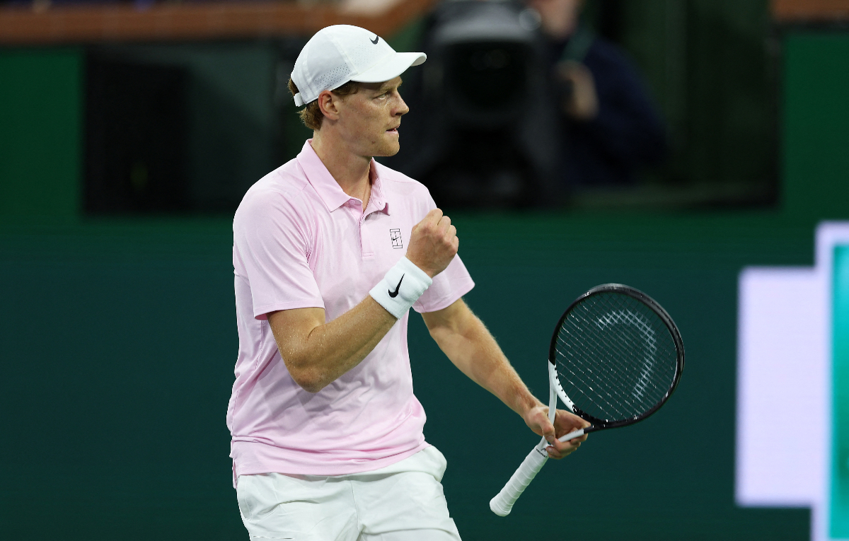 Jannik Sinner tampil dominan di Indian Wells 2026. Unggulan kedua itu menghancurkan Dalibor Svrcina 6-1, 6-1 dan melaju menghadapi Denis Shapovalov.