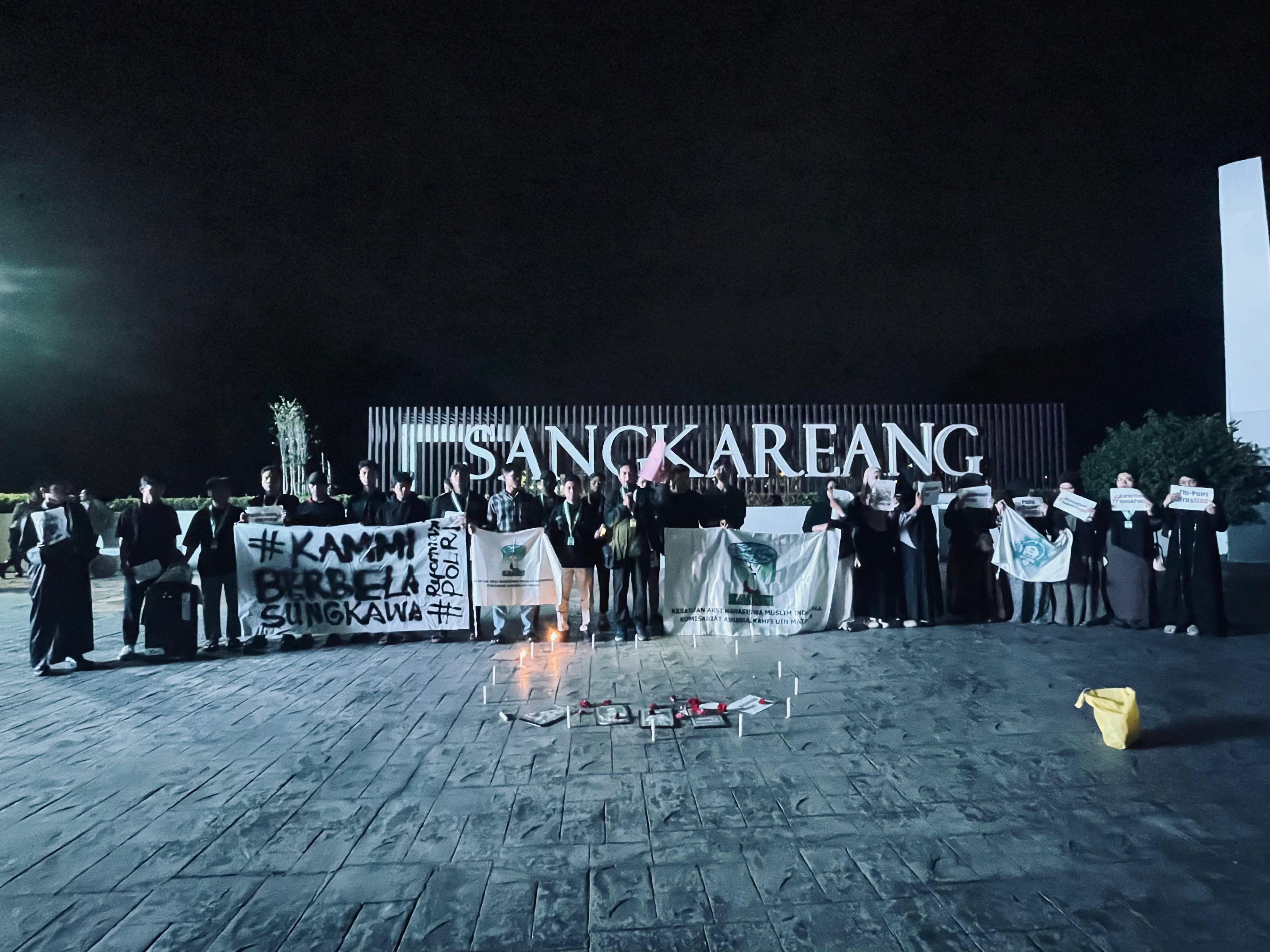 Mahasiswa dari Kesatuan Aksi Mahasiswa Muslim Indonesia (KAMMI) menggelar aksi mimbar bebas bertajuk &ldquo;KAMMI Berbelasungkawa&rdquo; di Taman Sangkareang, Mataram.