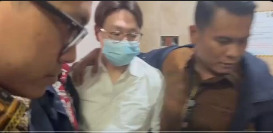 Dokter sekaligus influencer kecantikan Richard Lee resmi ditahan oleh penyidik Polda Metro Jaya sejak 6 Maret 2026 terkait laporan yang diajukan Samira Farahnaz alias Dokter Detektif. 
