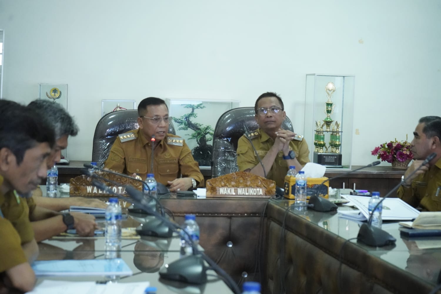 Wali Kota Bima HA Rahman H Abidin (tiga kiri) didampingi Wali Kota Bima Feri Sofiyan memimpin rapat, belum lama ini.