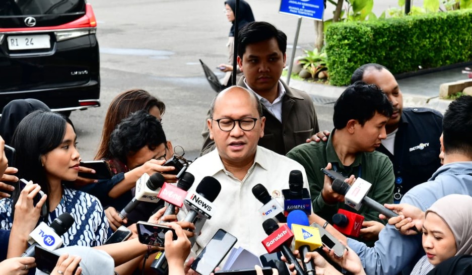 Menteri Investasi dan Hilirisasi sekaligus Kepala Badan Pengelola Investasi (BPI) Danantara, Rosan Roeslani menyampaikan keterangannya kepada awak media.