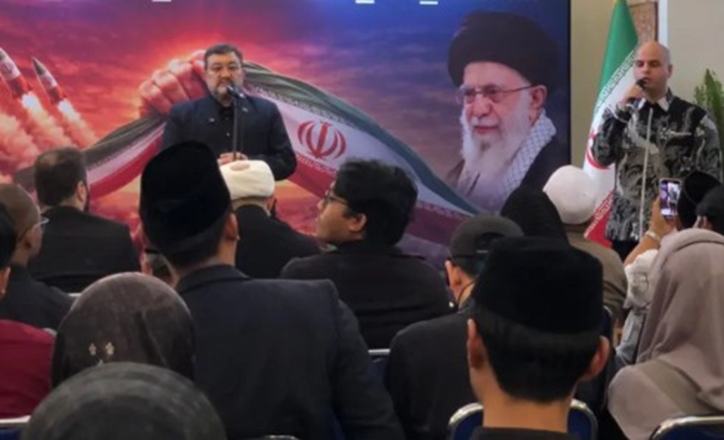 Suasana doa bersama dan penandatanganan petisi di kediaman Dubes Iran untuk Indonesia. Surat dukacita dari Presiden Prabowo Subianto telah diterima pihak Iran.