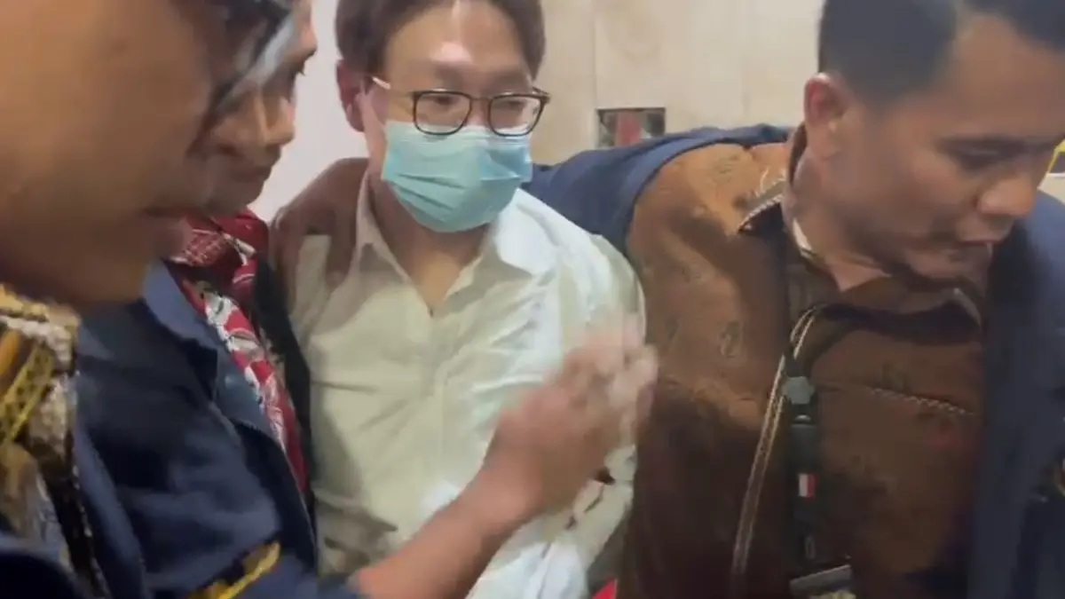 Dokter Richard Lee digiring petugas penegak hukum untuk dijebloskan ke penjara. 