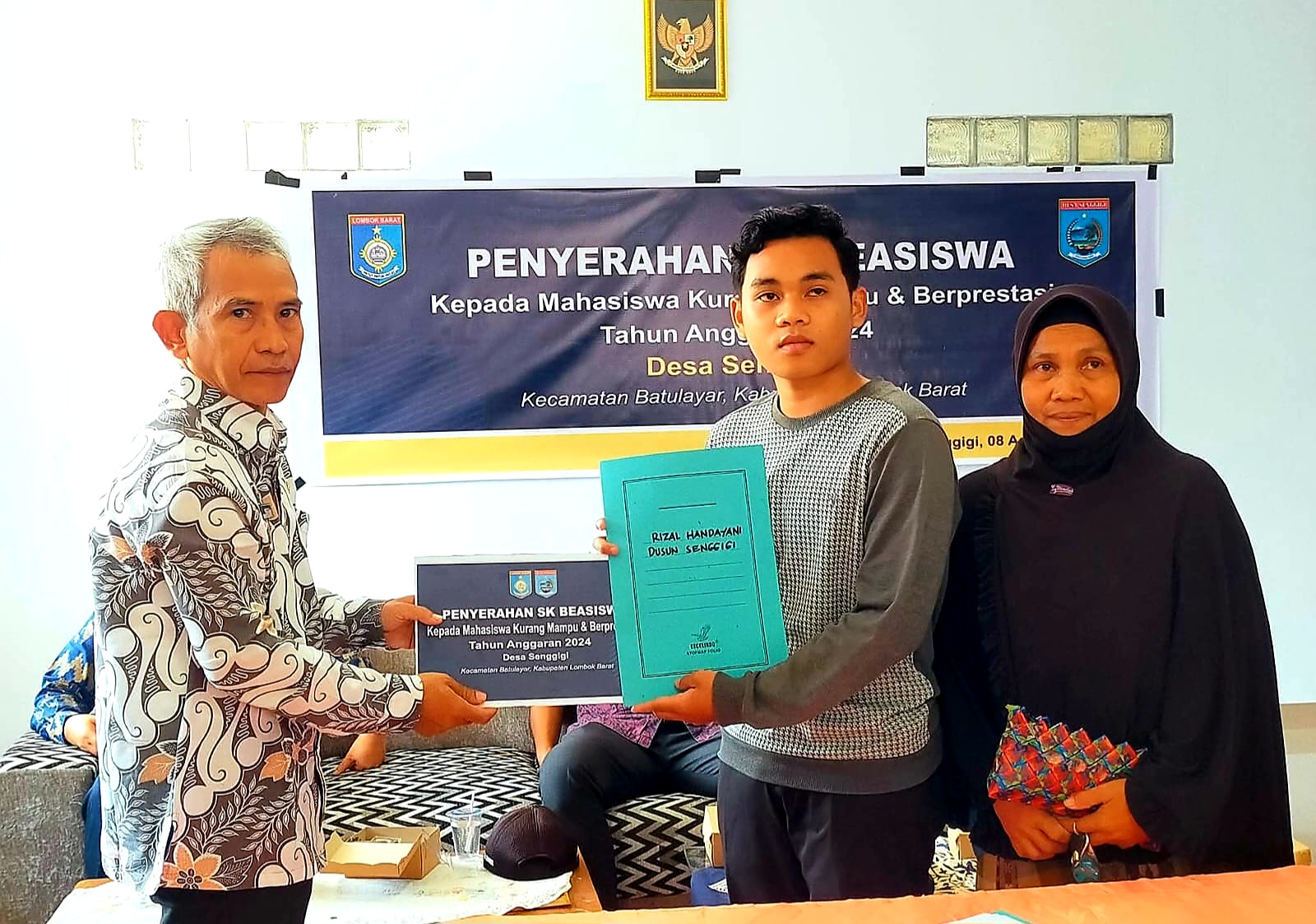 INOVATIF: Kades Senggigi Mastur secara simbolis menyerahkan beasiswa kepada warganya.  