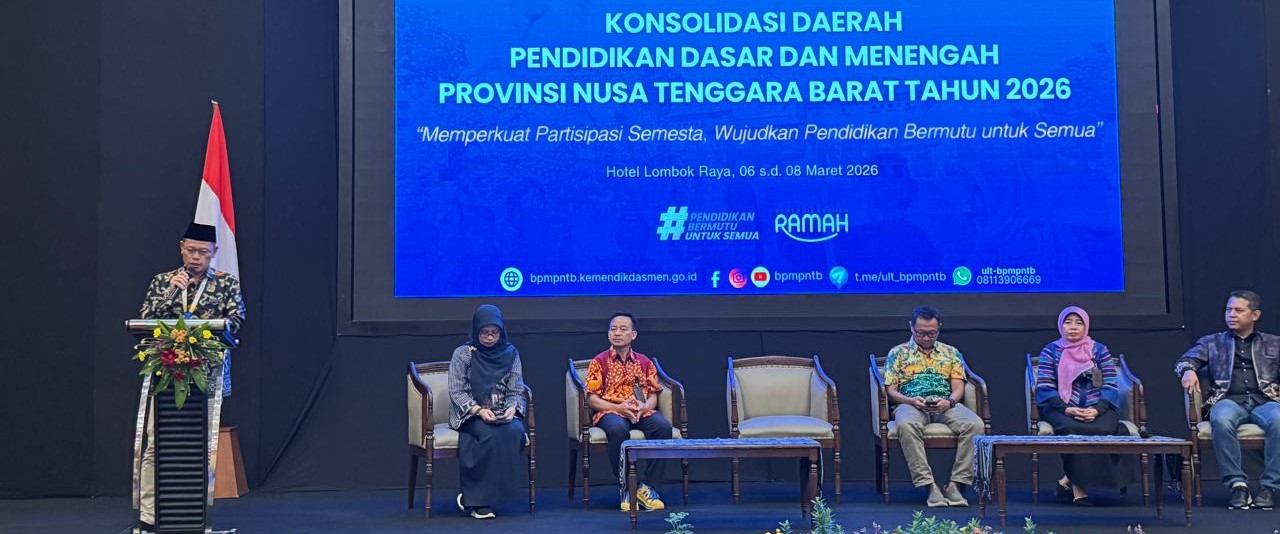 Kepala BPMP NTB Katman (atas podium) pada Konsolda Pendidikan 2026 di Hotel Lombok Raya, Minggu (8/3). Forum ini membahas ATS, sarana sekolah, hingga program wajib belajar 13 tahun.