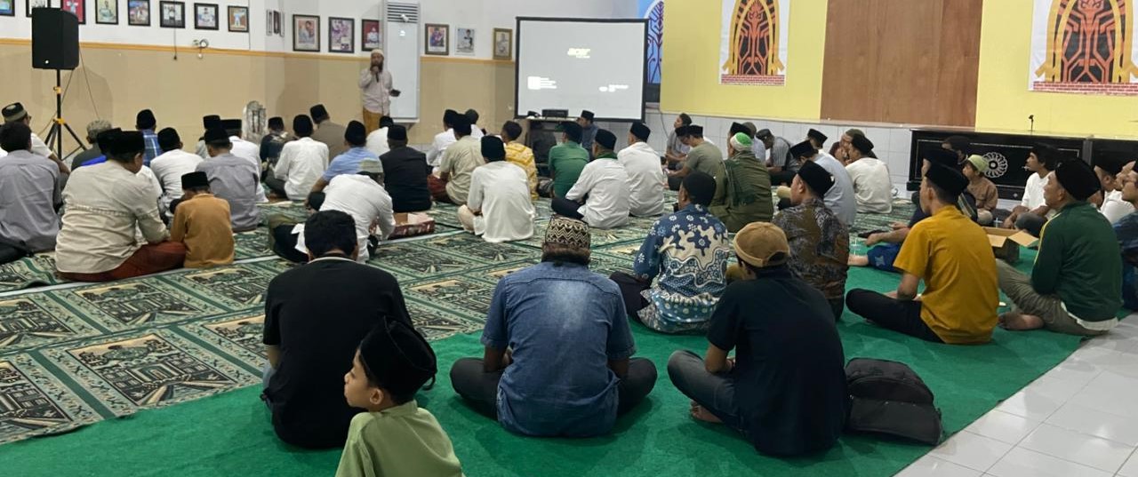 Para guru dan tenaga kependidikan mendengarkan tausiah usai salat tarawih berjamaah di Aula Dinas Pendidikan Kota Mataram, Sabtu lalu (7/3).  
