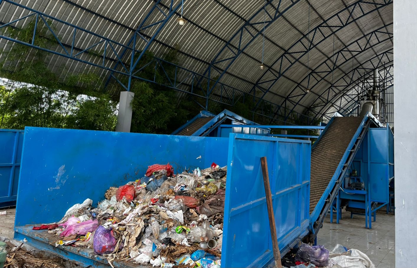 BELUM OPTIMAL: Mesin Masaro yang ada di TPST Senteluk Batulayar Lombok Barat sampai saat ini belum maksimal menangani persoalan sampah.