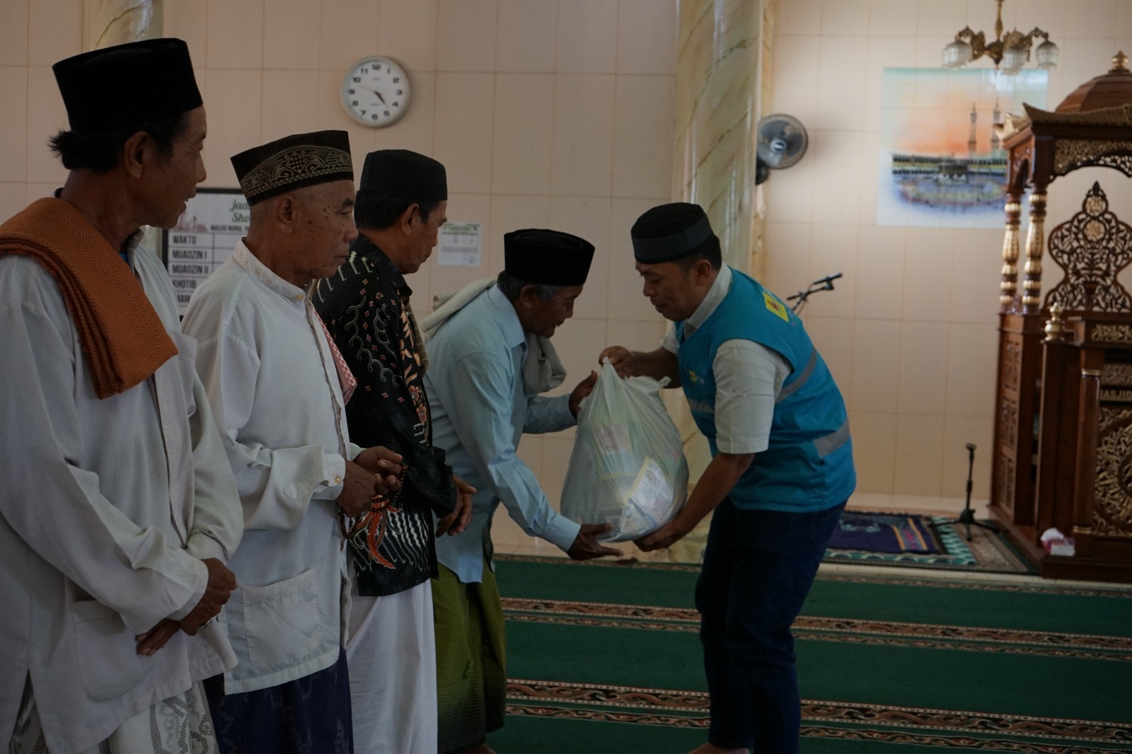 PLN UIW NTB memberikan paket bantuan kepada duafa, yatim, dan guru ngaji. 