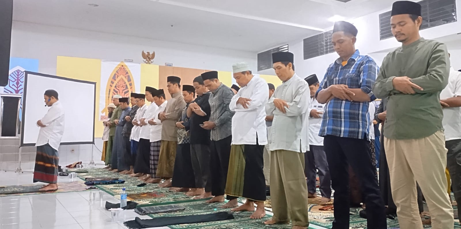 Guru Kota Mataram tarawih bersama di Aula Dinas Pendidikan selama Ramadan 2026. Kegiatan ini memperkuat syiar Ramadan dan ukhuwah guru.  