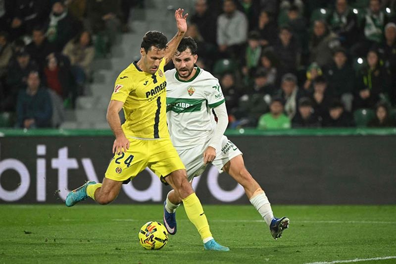 Bek kiri Villarreal Alfonso Pedraza (kiri) mencetak gol bagi timnya dalam pertandingan melawan Elche CF. (AFP)