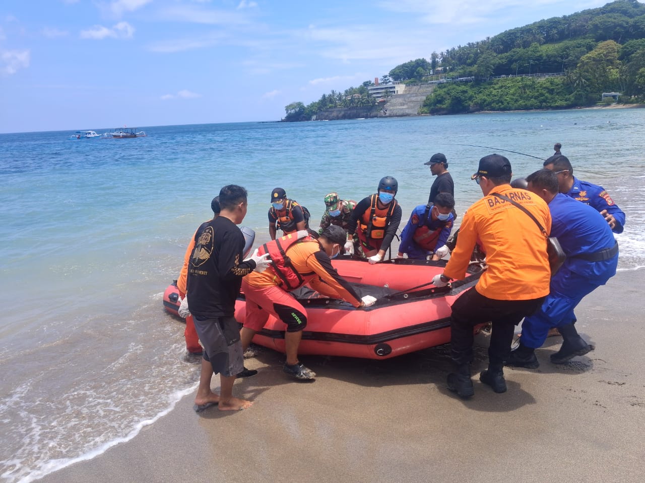 Tim Ditpolairud Polda NTB bersama Basarnas mengevakuasi jenazah laki-laki tanpa identitas di Pantai Senggigi, Lombok Barat, Minggu (8/3). 