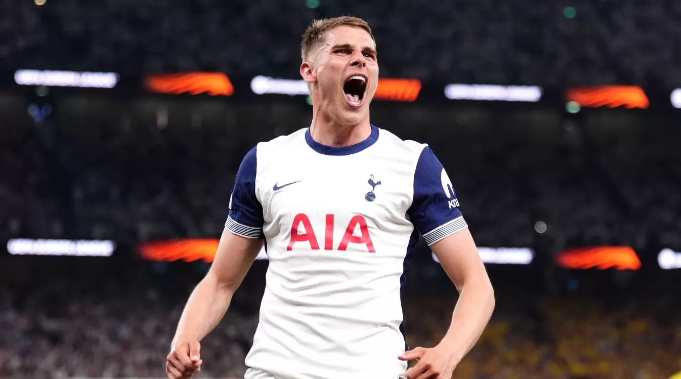 Manchester United memimpin perburuan Micky van de Ven. Tottenham memasang harga &pound;125 juta untuk bek cepat asal Belanda tersebut.