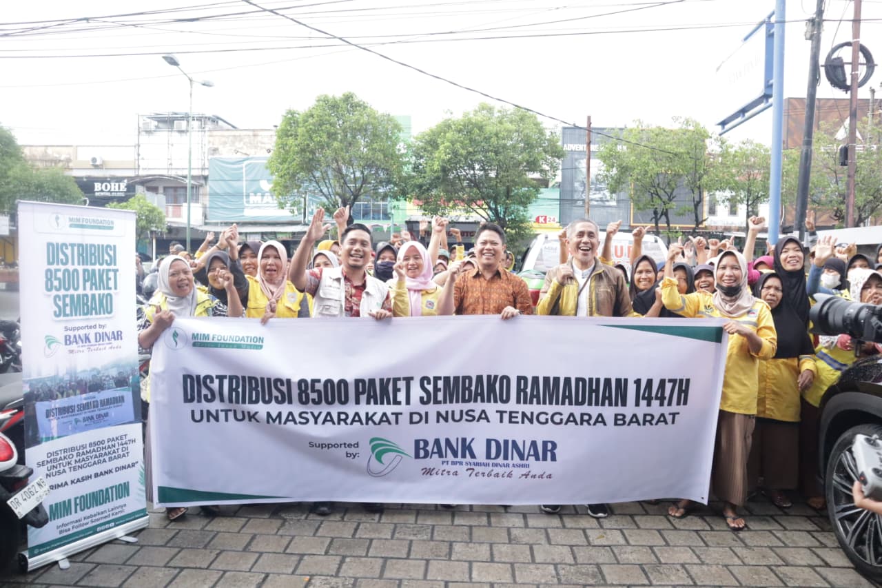 Direktur Utama Bank Dinar Mustaen bersama Ketua LAZ dan Badan Wakaf MIM Foundation M Romi Saefudin menyerahkan secara simbolis paket sembako Ramadan kepada masyarakat.