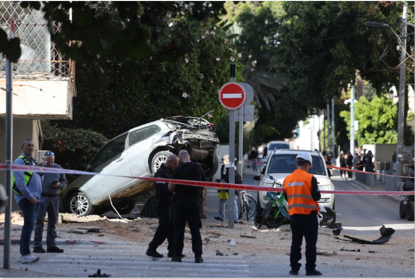 SERANGAN BALASAN: Polisi Israel dan petugas tanggap darurat berkumpul di lokasi serangan  rudal Iran di pusat kota pesisir Tel Aviv, Israel, Minggu (8/3). Serangan ini merupakan  buntut dari  gempuran