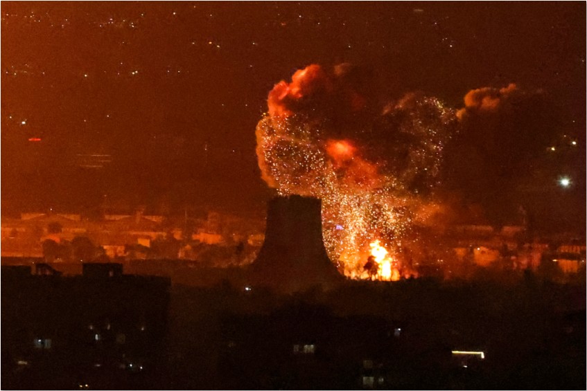 DAPAT DUKUNGAN: Sebuah ledakan terjadi setelah serangan di dekat Menara Azadi, dekat Bandara Internasional Mehrabad di Teheran,  Sabtu (7/6).  Amerika Serikat dan Israel melancarkan serangan ke Iran.