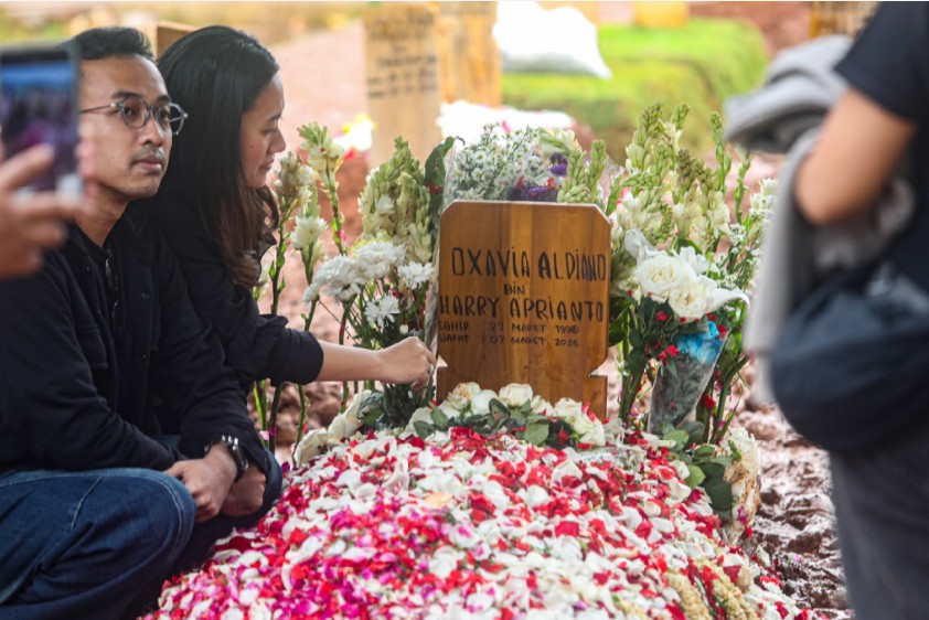 BERDUKA: Kerabat dan keluarga menghadiri pemakaman mendiang penyanyi Oxavia  Aldiano atau yang dikenal sebagai Vidi Aldiano di TPU Tanah Kusir, Jakarta, Minggu (8/3). 
