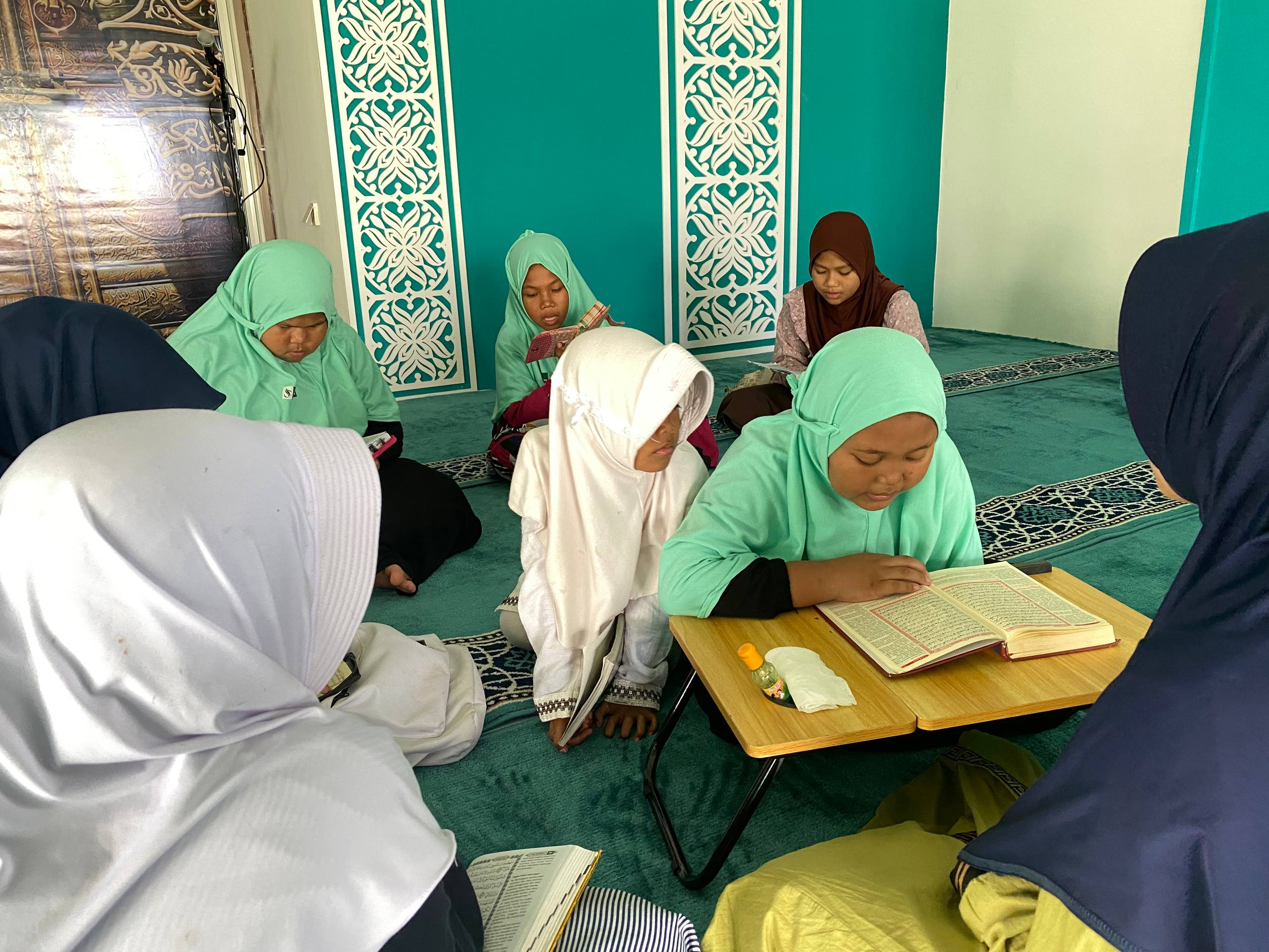 Teman yatim belajar mengaji di Masjid Jalan Cahaya