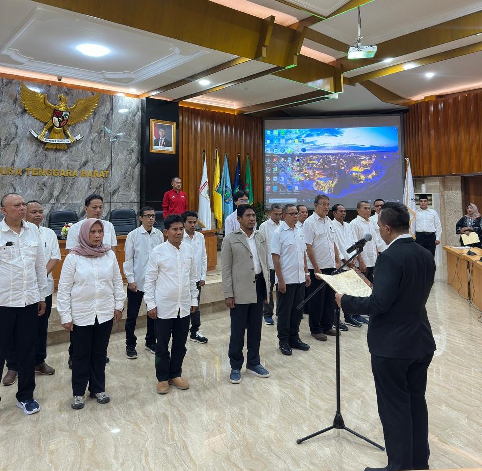 Ketua KONI NTB Mori Hanafi melantik pengurus Percasi NTB pimpinan Raihan Anwar.
