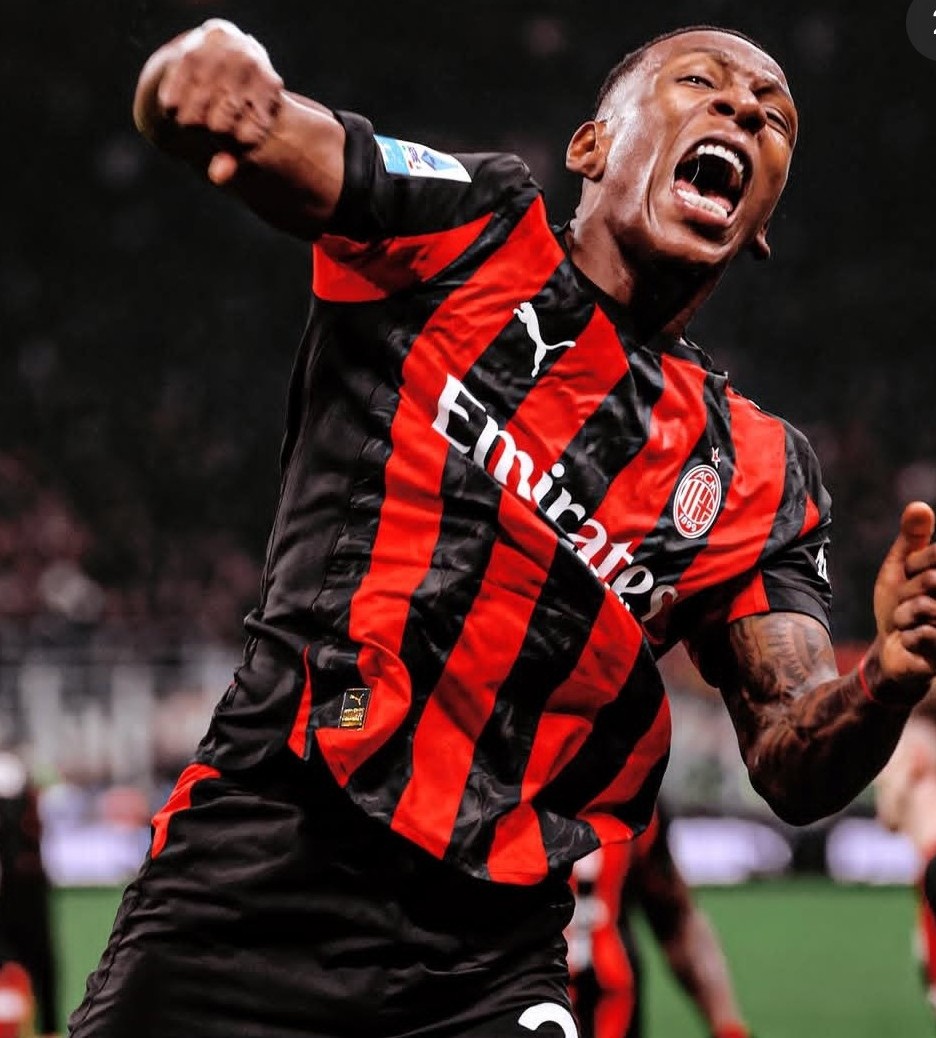 Pervis Estupinan selebrasi usai mencetak gol saat melawan Inter Milan di San Siro, Senin (9/3). 