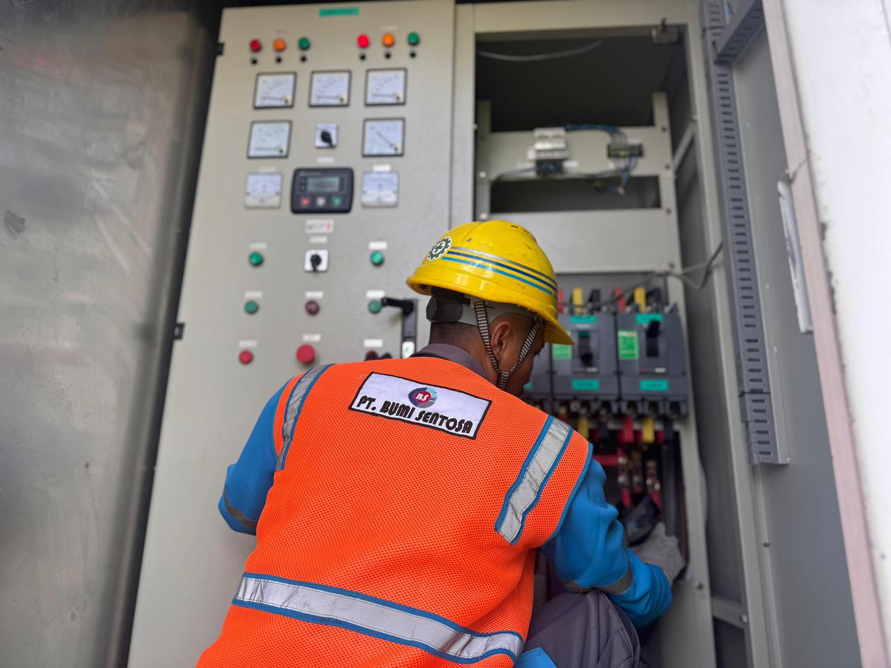 Petugas PLN bersiaga penuh untuk menjaga keandalan pasokan listrik untuk acara peringatan Harlah ke-73 NW di Anjani, Lombok Timur, Minggu (8/3).