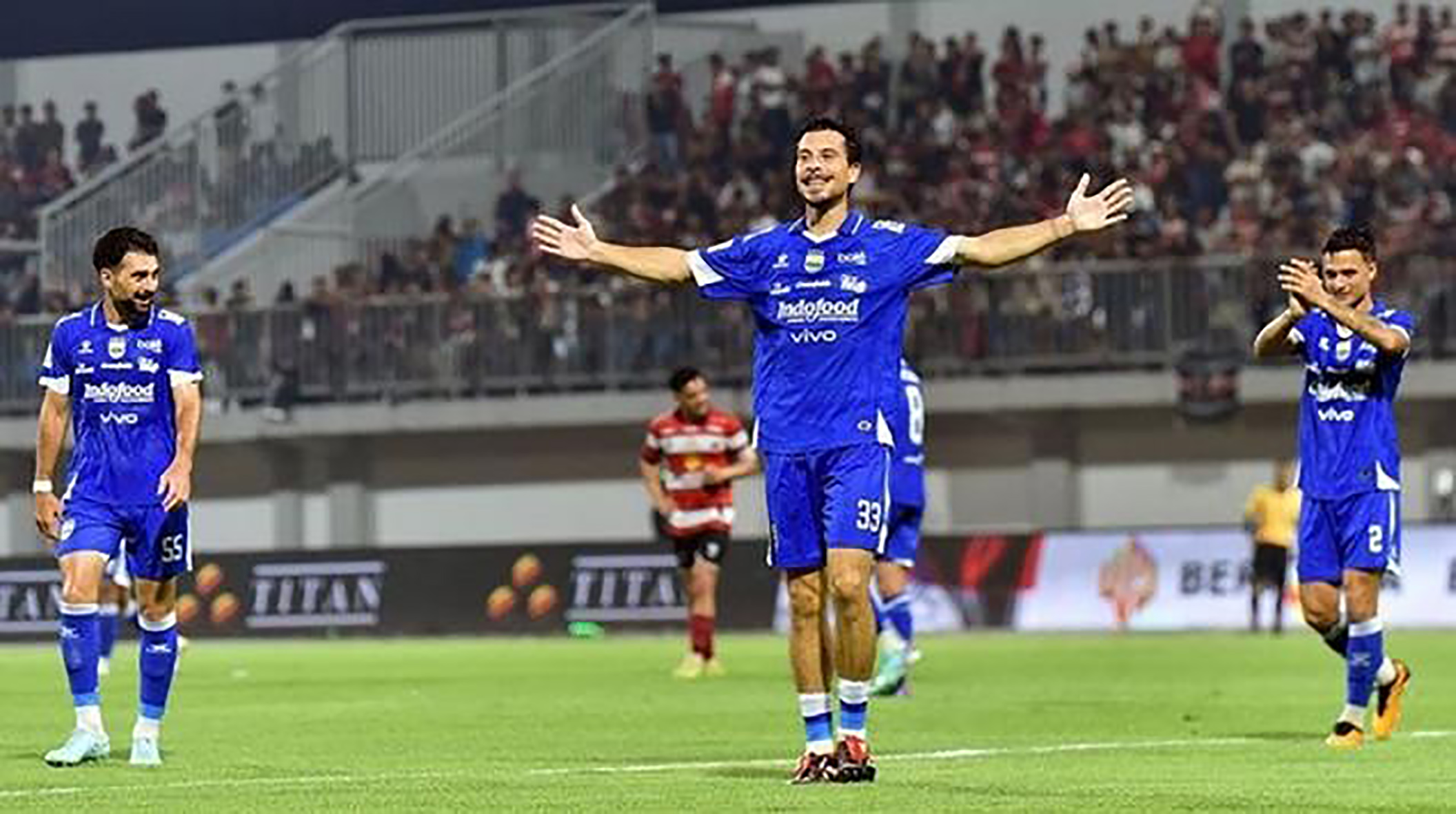 Thom Haye menciptakan gol pembuka kemenangan Persib Bandung atas Persik Kediri melalui eksekusi penalti pada menit ke-24. (Dok. ileague.id) 