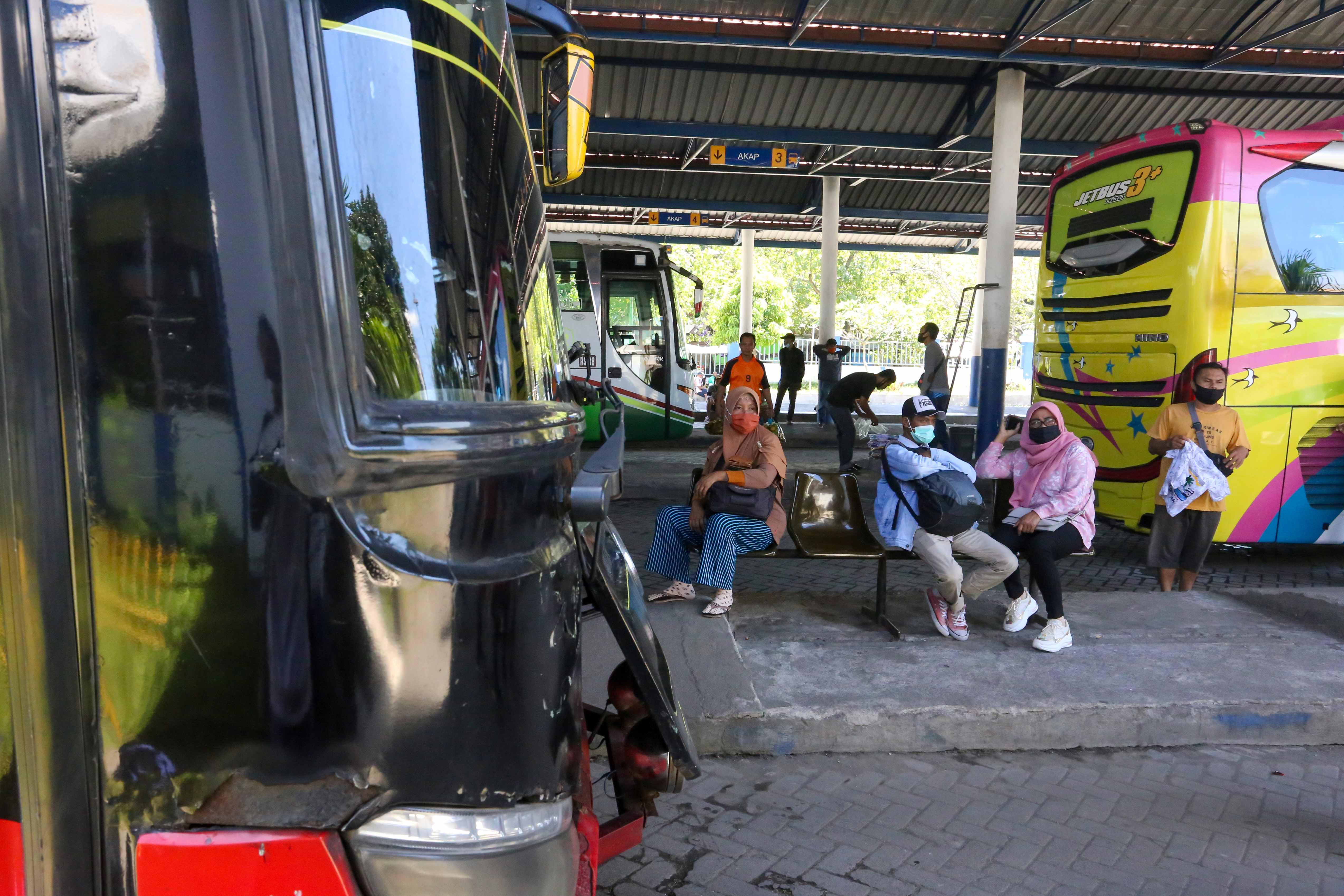 SIAP BERANGKAT: Para penumpang dengan sabar menunggu keberangkatan bus menuju pulau Sumbawa. 