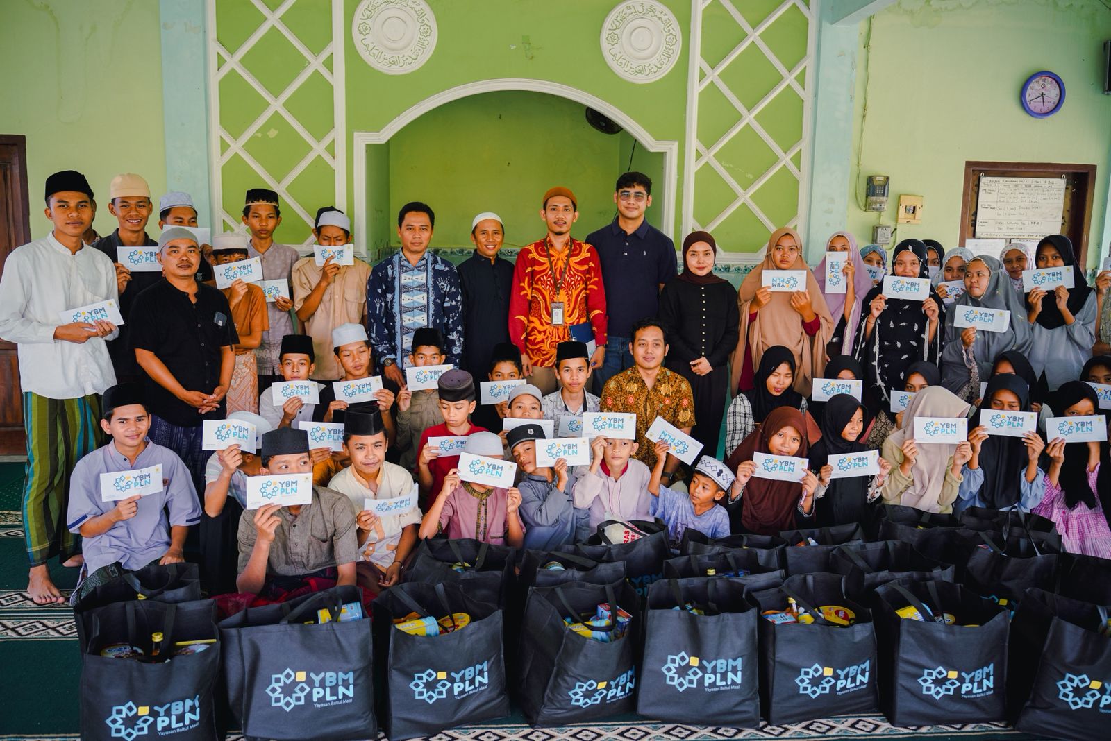 PLN UIP Nusra melalui YBM PLN, menyalurkan 500 bingkisan Ramadan kepada anak yatim dan kaum dhuafa di sejumlah daerah di NTB dan NTT. 