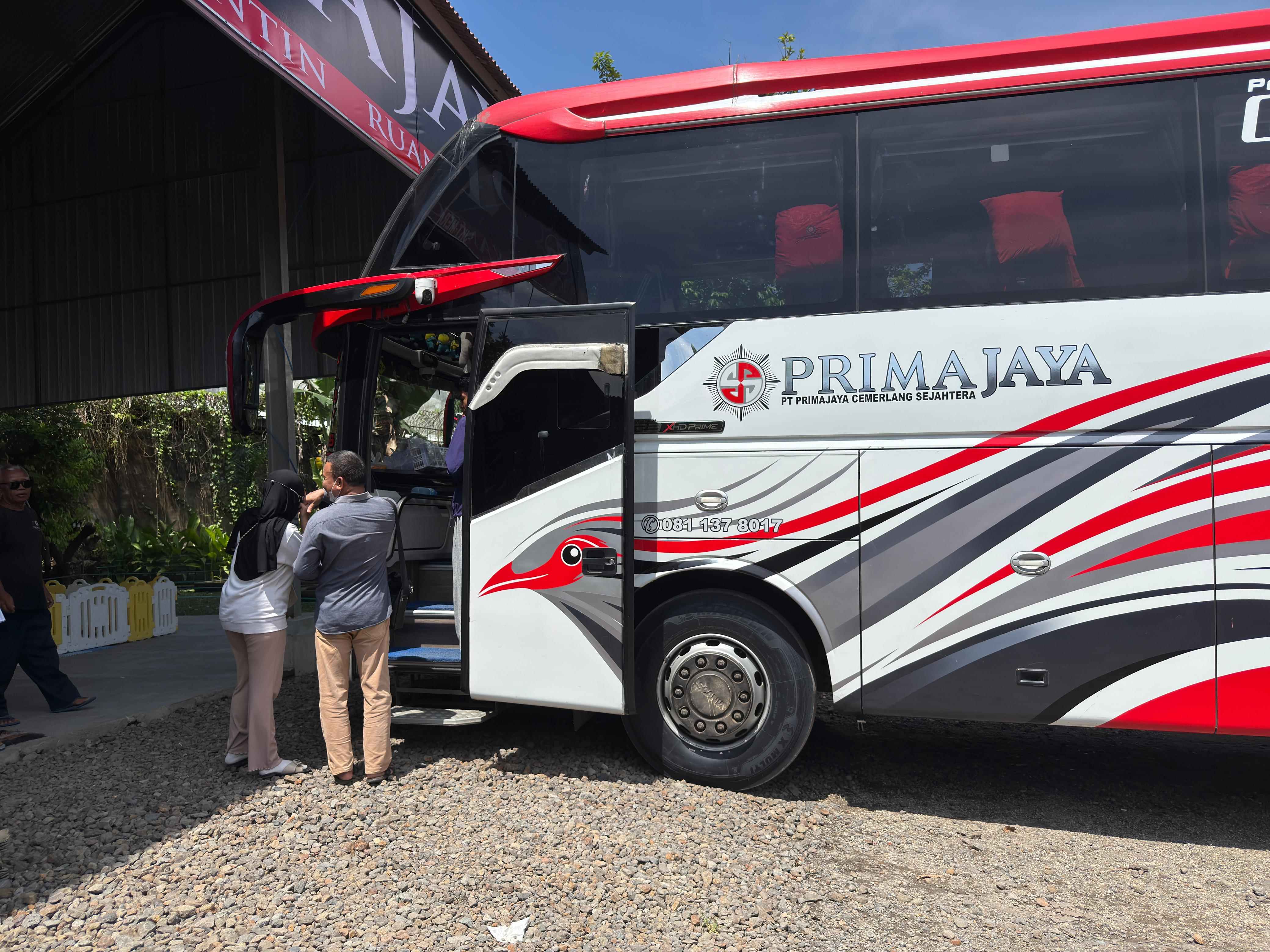 BERPAMITAN: Penumpang berpamitan dengan keluarga, sebelum pulang menuju kampung halaman di Bima, menggunakan bus Primajaya, Minggu (8/3). 